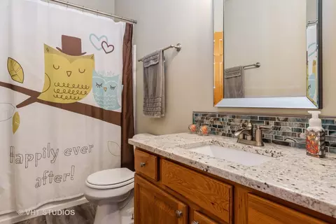 Bath - 1030 Stephen Ct, Aurora, IL 60502 photo 2 of 3