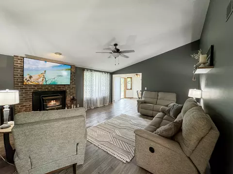 Living - 315 S Jackson Rd, Pecatonica, IL 61063 photo 7 of 9