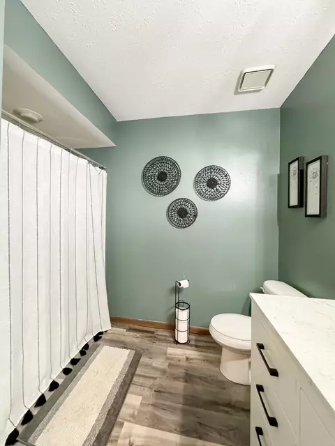 Bath - 315 S Jackson Rd, Pecatonica, IL 61063 photo 3 of 4