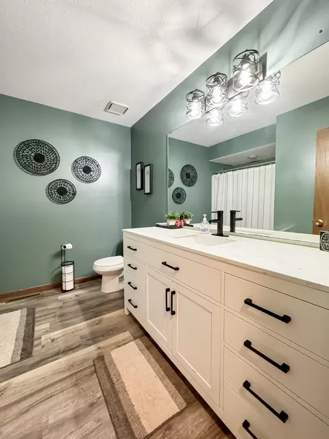 Bath - 315 S Jackson Rd, Pecatonica, IL 61063 photo 2 of 4