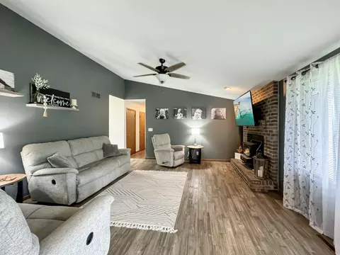 Living - 315 S Jackson Rd, Pecatonica, IL 61063 photo 9 of 9