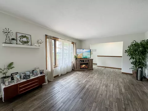 Living - 315 S Jackson Rd, Pecatonica, IL 61063 photo 4 of 9