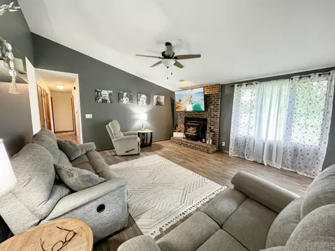 Living - 315 S Jackson Rd, Pecatonica, IL 61063 photo 8 of 9