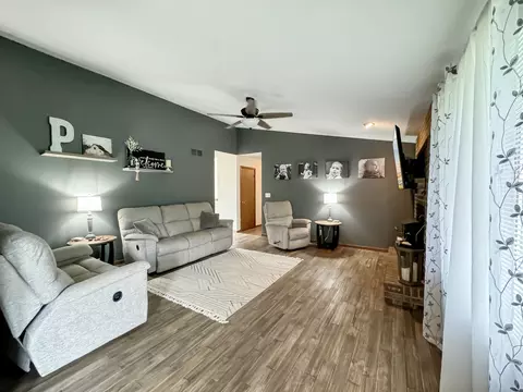 Living - 315 S Jackson Rd, Pecatonica, IL 61063 photo 6 of 9