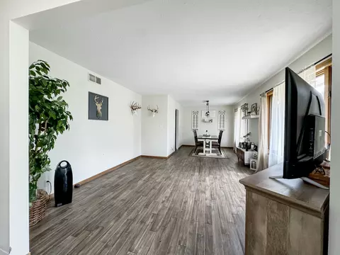 Living - 315 S Jackson Rd, Pecatonica, IL 61063 photo 5 of 9