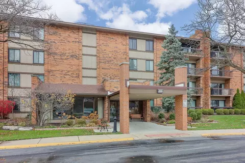 77 Lake Hinsdale Dr #108, Willowbrook, IL 60527