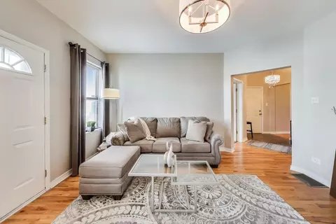 Living - 1507 E 65th St #1, Chicago, IL 60637 photo 2 of 6