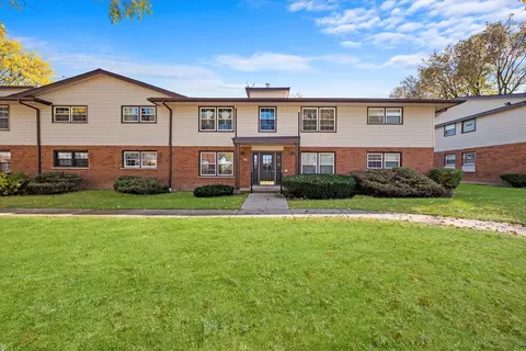 226 Washington Sq #A, Elk Grove Village, IL 60007