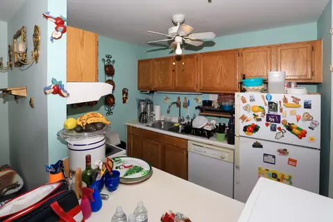 Kitchen - 3275 Kirchoff Rd #333, Rolling Meadows, IL 60008 photo 2 of 2