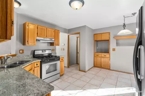 Kitchen - 1493 Beaumont Cir, Bartlett, IL 60103 photo 2 of 2