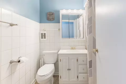 Bath - 4359 Lincoln Ave, Rolling Meadows, IL 60008 photo 3 of 3
