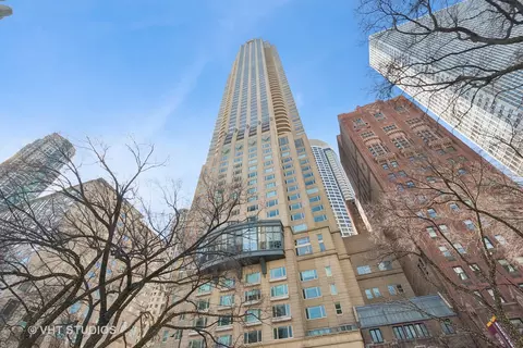 800 N Michigan Ave #3703, Chicago, IL 60611