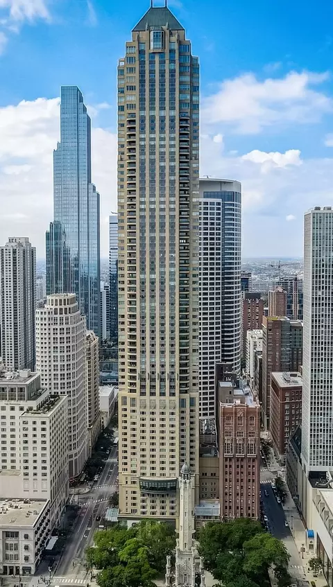 800 N Michigan Ave #4703, Chicago, IL 60611