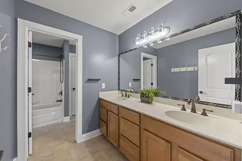 Bath - 3697 Eagle Ct, Dekalb, IL 60115 photo 4 of 5