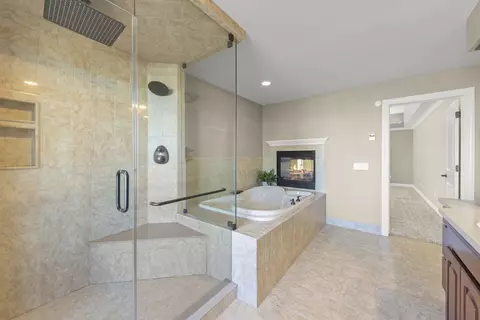 Bath - 3697 Eagle Ct, Dekalb, IL 60115 photo 3 of 5