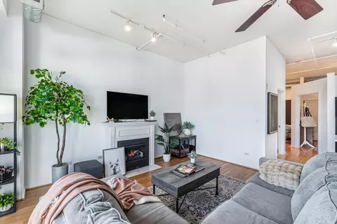 Living - 950 W Monroe St #802, Chicago, IL 60607 photo 5 of 6