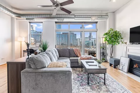 Living - 950 W Monroe St #802, Chicago, IL 60607 photo 1 of 6