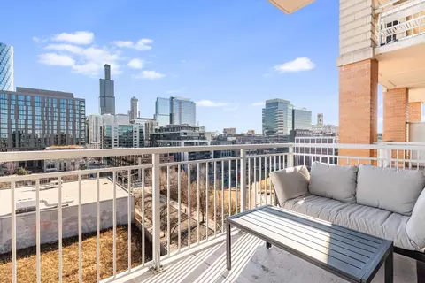 Exterior - 950 W Monroe St #802, Chicago, IL 60607 photo 1 of 2