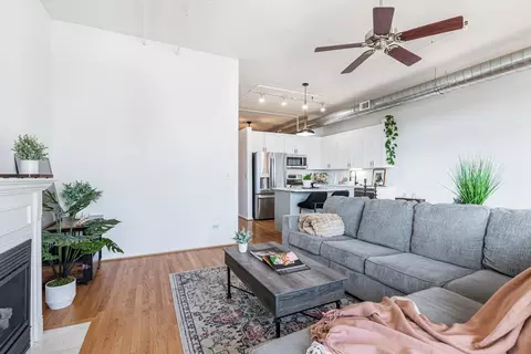 Living - 950 W Monroe St #802, Chicago, IL 60607 photo 4 of 6