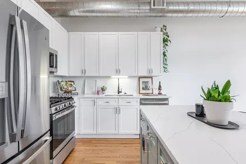Kitchen - 950 W Monroe St #802, Chicago, IL 60607 photo 2 of 3