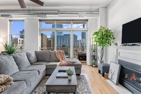Living - 950 W Monroe St #802, Chicago, IL 60607 photo 2 of 6