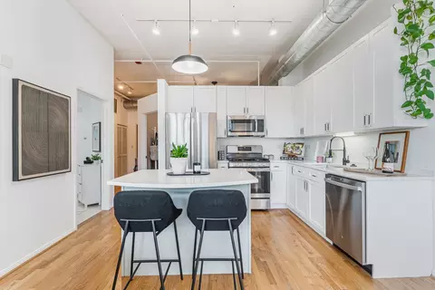 Kitchen - 950 W Monroe St #802, Chicago, IL 60607 photo 1 of 3