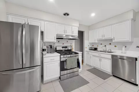Kitchen - 2527 William Ave, Glenview, IL 60025 photo 2 of 2