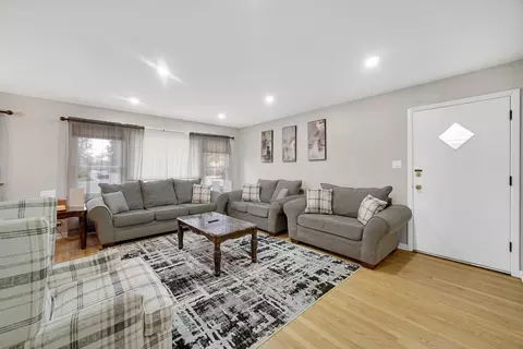 Living - 2527 William Ave, Glenview, IL 60025 photo 2 of 3