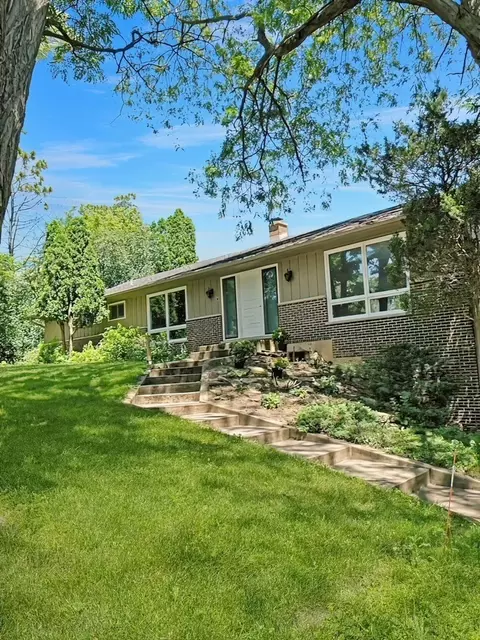 24637 N White Pine Dr, Lake Barrington, IL 60010