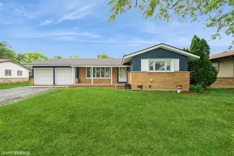 641 Pinewood Dr, Elk Grove Village, IL 60007