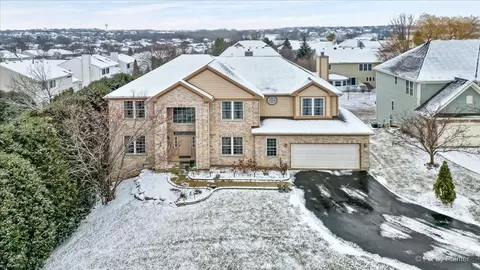 8 Valhalla Ct, Lake In The Hills, IL 60156