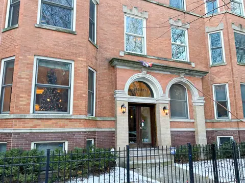 815 W Newport Ave #2F, Chicago, IL 60657
