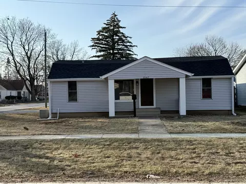 1047 Commercial St, Sycamore, IL 60178