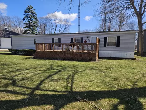 8848 E South Shore Dr, Momence, IL 60954
