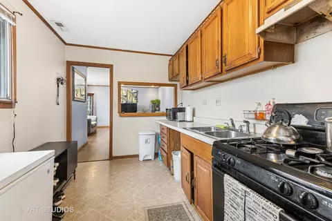 Kitchen - 202 Cindy Ln, Wheeling, IL 60090 photo 2 of 2