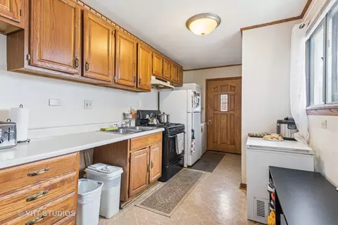 Kitchen - 202 Cindy Ln, Wheeling, IL 60090 photo 1 of 2