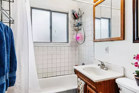 Bath - 202 Cindy Ln, Wheeling, IL 60090 photo 1 of 1