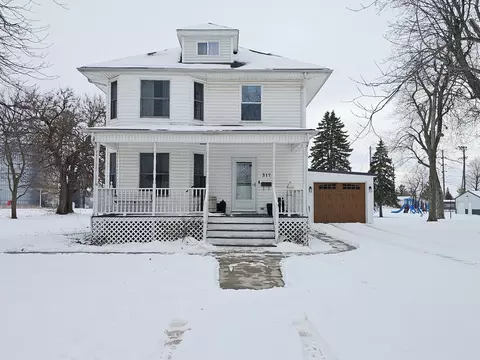 317 E Fourth St, Gridley, IL 61744