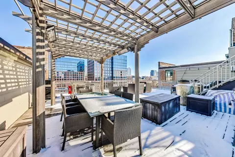 Exterior - 1017 W Washington Blvd #4E, Chicago, IL 60607 photo 2 of 5
