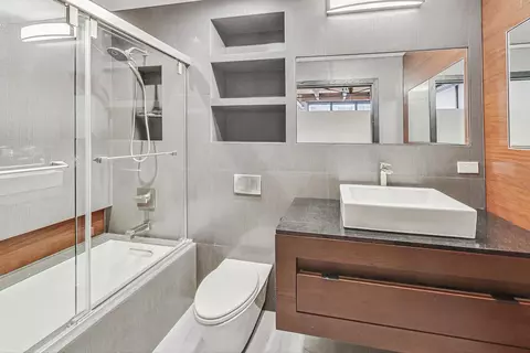 Bath - 1017 W Washington Blvd #4E, Chicago, IL 60607 photo 1 of 2