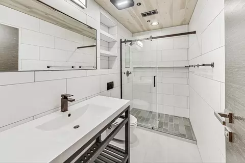 Bath - 1017 W Washington Blvd #4E, Chicago, IL 60607 photo 2 of 2