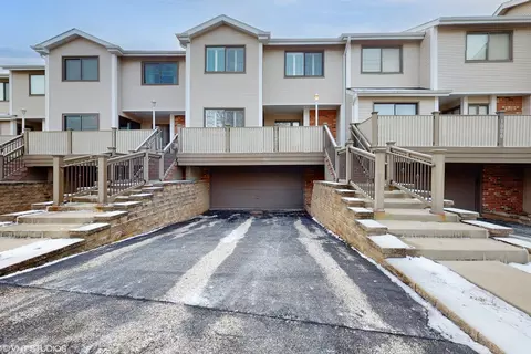 1002 Sussex Dr, Northbrook, IL 60062