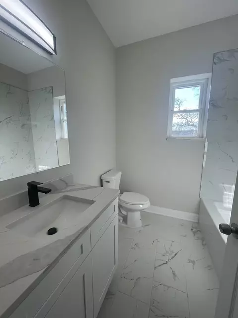 Bath - 7534 S Champlain Ave, Chicago, IL 60619 photo 1 of 4