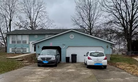 101 King Oak Dr, Godfrey, IL 62035