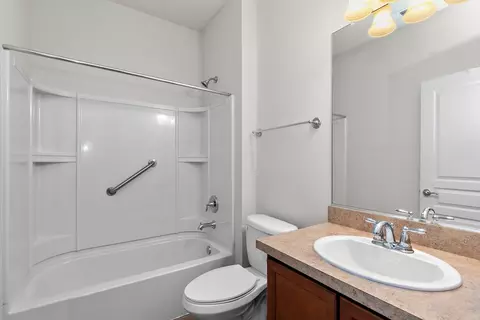 Bath - 2733 Beacon Point Cir, Elgin, IL 60124 photo 4 of 4
