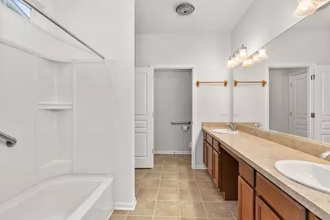 Bath - 2733 Beacon Point Cir, Elgin, IL 60124 photo 1 of 4