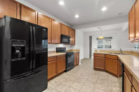 Kitchen - 2733 Beacon Point Cir, Elgin, IL 60124 photo 2 of 3