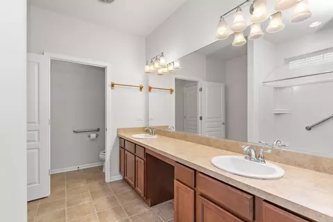 Bath - 2733 Beacon Point Cir, Elgin, IL 60124 photo 2 of 4