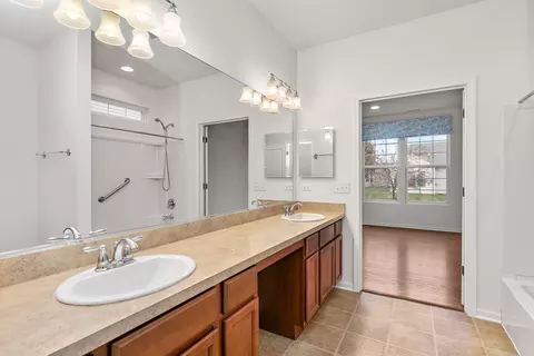 Bath - 2733 Beacon Point Cir, Elgin, IL 60124 photo 3 of 4