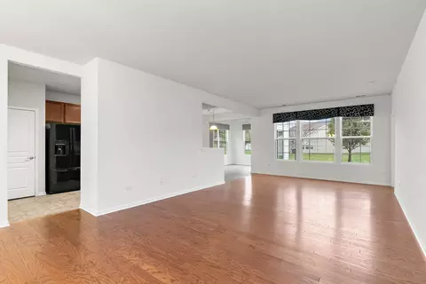 Living - 2733 Beacon Point Cir, Elgin, IL 60124 photo 2 of 6